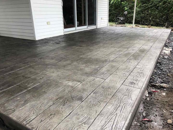 Béton Alpha provides concrete floor installation services.